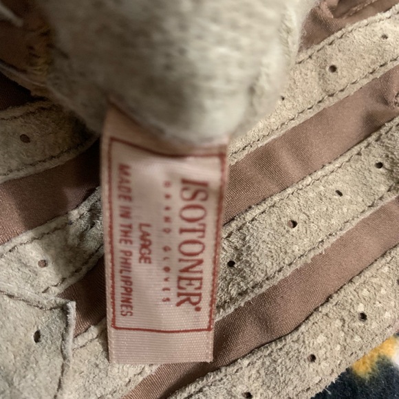 Isotoner Tan and Cream Gloves - Picture 2 of 3